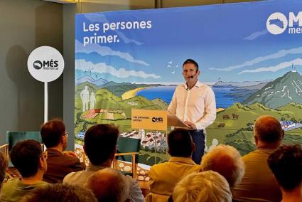 El candidato de Més per Menorca al Consell, Josep Juaneda, durante su conferencia política en el Ateneu de Maó.