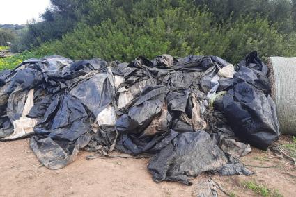 MENORCA. BASURA. PlÃ¡sticos que inundan el campo. La falta de servicio de recogida desborda a las fincas.