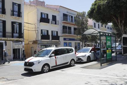 Parada de taxis en la plaza Esplanada de Maó.