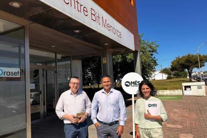 Miquel Àngel Maria, Josep Juaneda y Noemí Garcia, candidatos de Més per Menorca, frente al Centre Bit de Alaior.