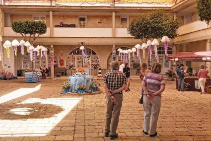 La plaça des Mercat, ambientada con decoración floral