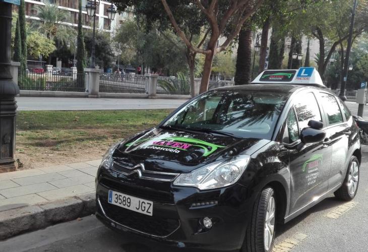 coche autoescuela Maven