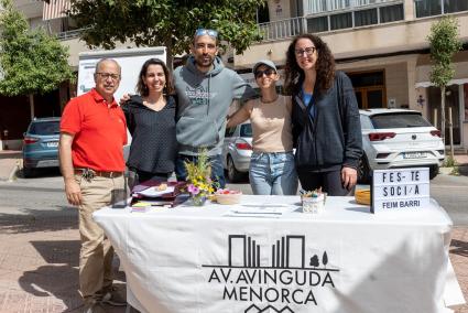 Miembros de la junta, anteayer en la mesa informativa.