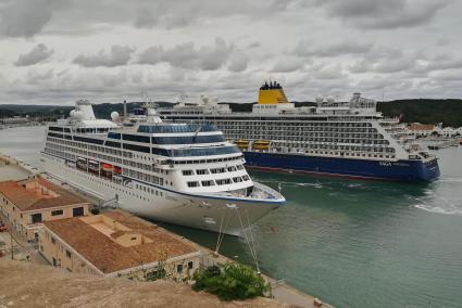 El atraque de los dos cruceros, este sábado en el puerto de Maó.