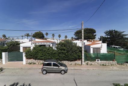 La casa, a la derecha de la imagen, se apropia del agua de los vecinos, denuncian estos