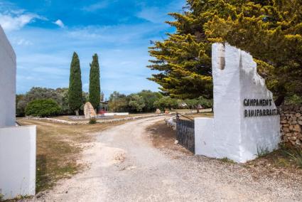 Entrada al campamento de Biniparratx, en Sant Lluís