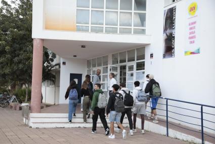 Estudiantes de Secundaria accediendo el viernes al IES Cap de Llevant de Maó.