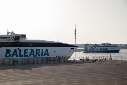 Un barco de Baleària y otro de Menorca Lines, en el puerto de CIutadella, en una imagen de archivo.