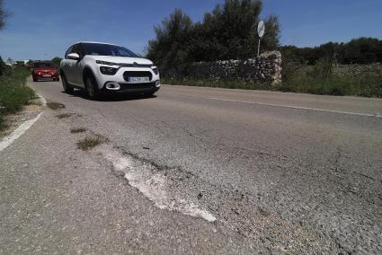 Estado actual del asfalto en la carretera de acceso a Binibèquer.