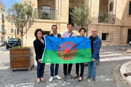 La bandera del pueblo gitano, este martes en el Ayuntamiento de Maó.