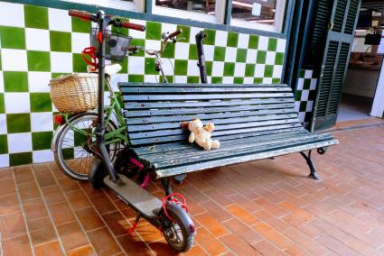 Los patinetes podrán estacionarse en zonas reservadas para bicicletas, no en lugares reservados a peatones o junto a árboles o mobiliario urbano.