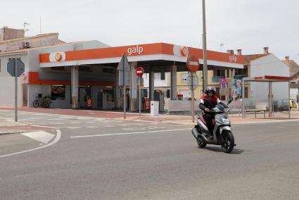 Una motocicleta circula por delante de la estación de servicio Galp ayer en Son Vilar.