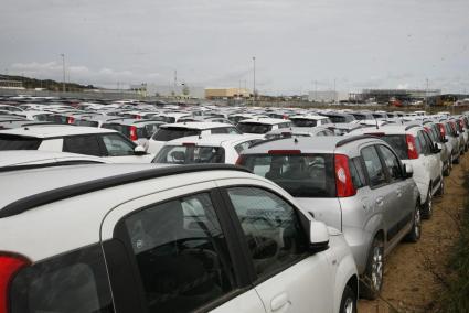 Coches de alquiler en un solar del polígono industrial de Maó