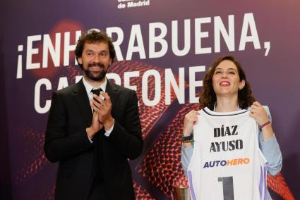 El menorquín Sergio Llull, ayer, junto a Isabel Díaz Ayuso, durante la recepción de la CCAA de Madrid al equipo campeón de Euroliga.