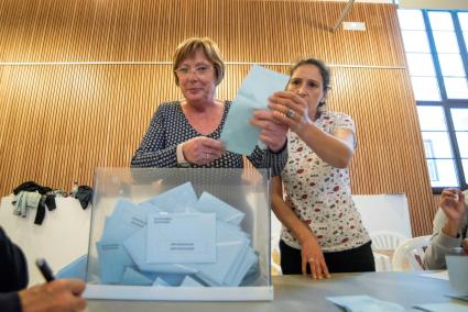 Miembros de una mesa electoral de un colegio de Maó, durante el recuento de votos de las elecciones de 2019.