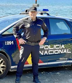 Carlos Rivero Sintes, junto a un vehículo patrulla, en Maó.