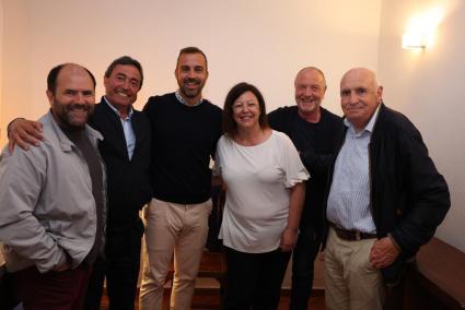 Jesús Gomila y el equipo del PSOE celebran el éxito de su partido en Es Mercadal