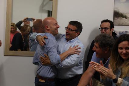 Adolfo Vilafranca se abraza con Jordi López, cabeza de lista al Parlament, en la sede del PP de Menorca.