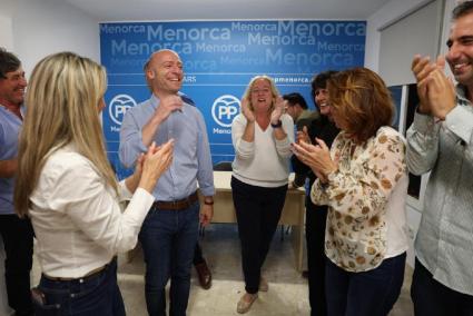 Un Dolfo Vilafranca sonriente celebró la victoria en la sede insular del PP entre los aplausos y la alegría de sus compañeros de filas. El recuento del Consell fue el último y la pugna electoral tuvo momentos de infarto.