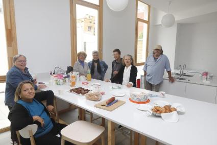 Vecinos mayores de 65 años de las viviendas públicas se reúnen para desayunar juntos -un buen surtido dulce y salado- y sobre todo para charlar, conocerse un poco más y pasar el rato juntos.