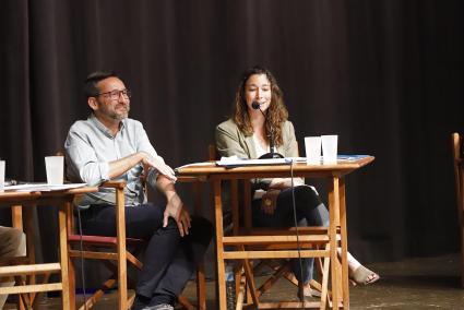 Joan Palliser y Helena Vílchez, números uno y dos de la Entesa, en el pasado debate electoral de Es Mercadal