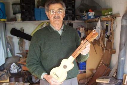 Jaume Benejam Benejam con un ‘guitarró menorquí’.