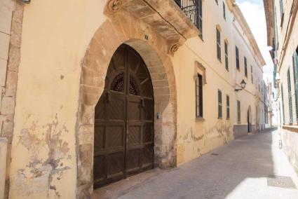 L’edifici és a Santa Clara, al costat de l’antiga esglèsia de Sant Josep.