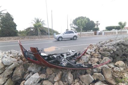 Restos de uno de los coches sobre la pared seca.