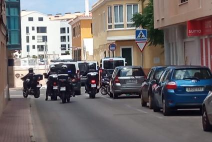 Algunos de los agentes desplazados, este fin de semana en Ciutadella.