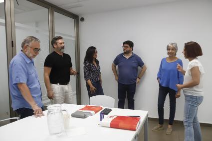 Los representantes del PSOE y de Ara Maó antes de comenzar el encuentro este martes por la tarde en la sede socialista