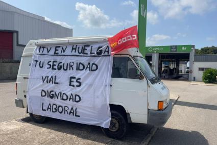 Una furgoneta con una mensaje reivindicativo a la entrada de la ITV de Maó.