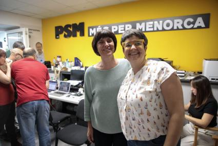 María Jesús Bagur con la alcaldesa en funciones de Ciutadella, Joana Gomila, en la sede del PSM.