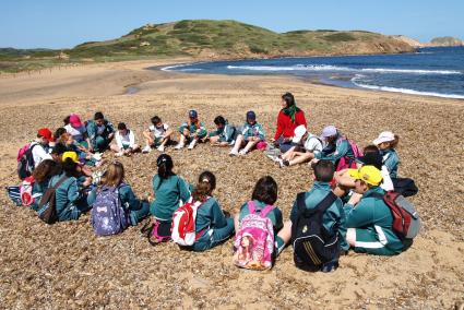 Durante las últimas tres o cuatro semanas del curso, que acaba el 23 de junio, casi todos los grupos de colegios e institutos salen de excursión para compartir un día de playa o realizar otras visitas y también para ir de colonias .