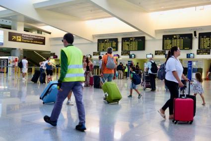 Pasajeros en el aeropuerto de Menorca, en una imagen captada la mañana de este lunes.