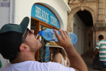 Un hombre, bebiendo agua en el centro de Ciutadlela, en una imagen tomada el verano del año pasado.