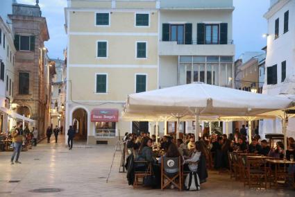 La normativa afecta a los bares del casco antiguo de Ciutadella