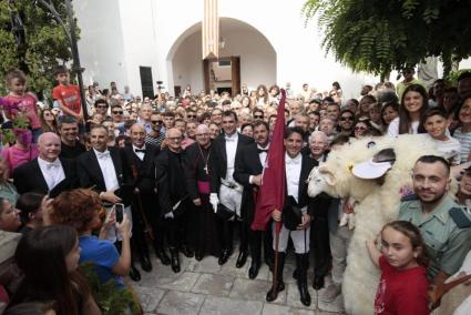 Foto de familia al pati de Cal Bisbe