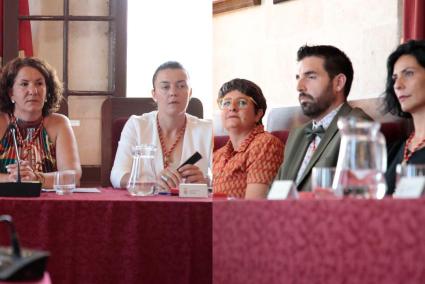 Carol Cerdà y Sandra Moll, del PSOE a la izquierda; y Maria Jesús Bagur, Pere Fiol y Estefania Moll, del PSM, a la derecha, en el pleno del sábado