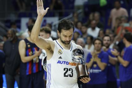 Llull, abatido, con el trofeo de subcampeón ACB