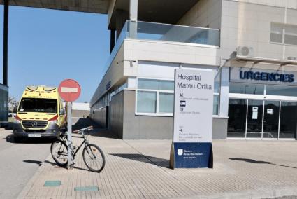 Imagen del Hospital Mateu Orfila, donde ha sido trasladado el joven herido.