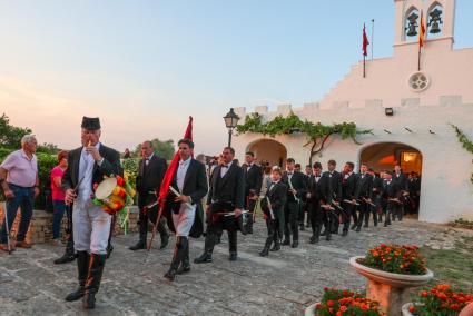 Imatges de l'arribada de la comitiva a l'ermita de Sant Joan de Missa per celebrar les completes