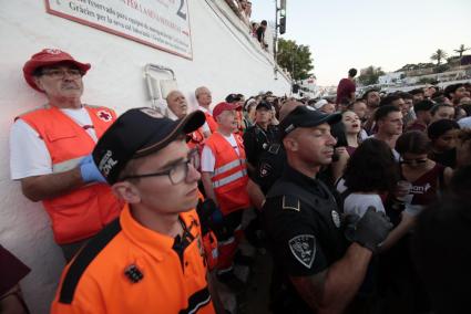 Membres de Creu Roja i la policia, durant els Jocs des Pla