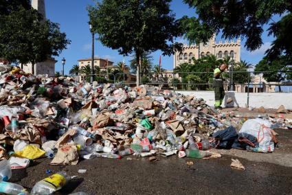 Una muntanya de residus, a la plaça des Born, aquest diumenge al matí