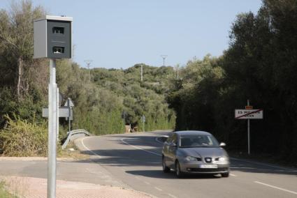 La cámara instalada en el acceso al pueblo desde la carretera de Cala Tomàs.