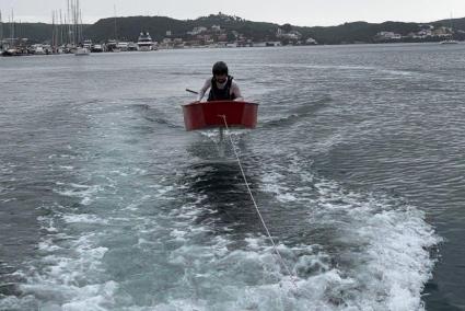 Moment en què l’optimist ‘vola’ mig metre per damunt de la mar en la prova efectuada el passat dia 20 de juny al port de Maó