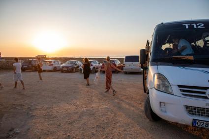 El autobús llega al aparcamiento del faro de Punta Nati