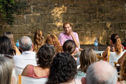 Albert Espinosa, durant la trobada al pati de Can Saura de Ciutadella, amb una gran assistència