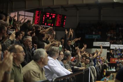 Aficionados del Menorca en la grada del Pavelló, durante el partido por el ascenso ante el Tizona