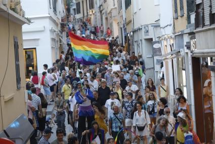 La bandera del arco iris tomó las principales calles de Maó. En la imagen, la multitudinaria marcha a su paso por Hannover.