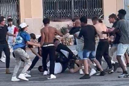 Multitudinaria pelea entre jóvenes la mañana de este domingo en el parquing de la Estación Marítima del puerto de Maó